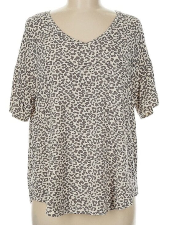 philosophy republic Tops - Philosophy Republic Animal Print Short Sleeve Super Soft T-Shirt Size M